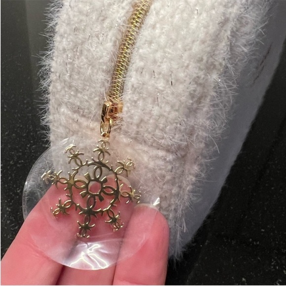 CHANEL 2024 Holiday Cosmetic Case + MUCH more! - Picture 8 of 10